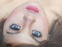 青い瞳とピンクの唇が美しい女性